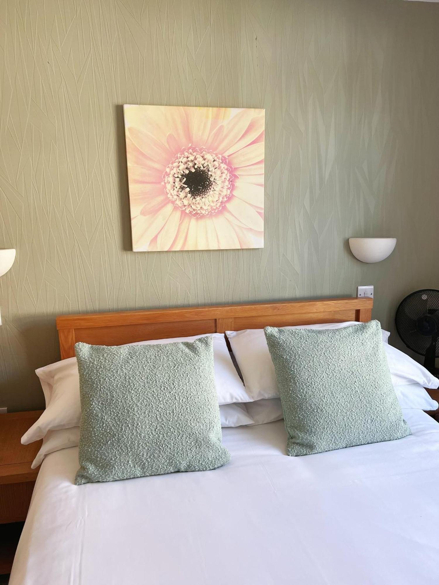 The Crown Hotel 코웬 외부 사진